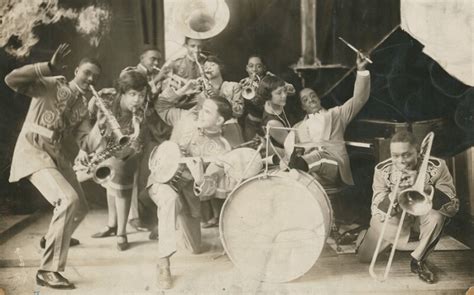 what music was popular in the 1920s and how did it reflect the era's social changes?